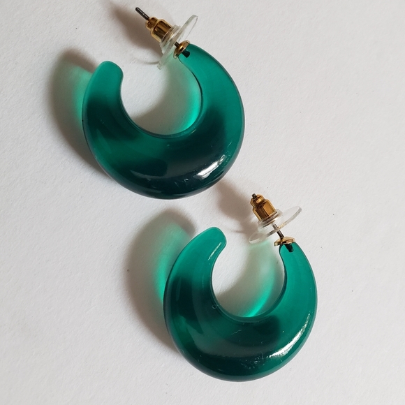 10 Pairs of Joan Rivers Lucite Hoop Earrings - Picture 15 of 16